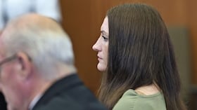 Kevin Reddington, abogado defensor de Lindsay Clancy, y Lindsay Clancy observan después de que el jurado no llegara a un veredicto y el juez indicara que declararía la nulidad del juicio.