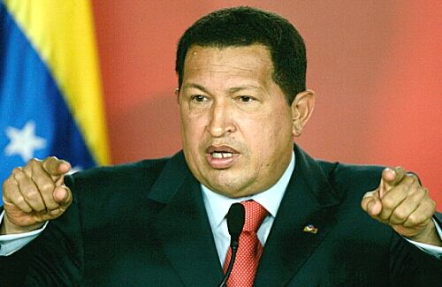 En los computadores aparecen correos en los que las Farc hablan de la importancia de Chávez para lograr el intercambio humanitario y ayudarlos a lograr el reconocimiento internacional de beligerancia. Pero el papel mediador de Chávez, que aceptó por petición del mismo presidente Uribe, no es lo que ha causado un escándalo internacional. Tanto el Wall Street  Journal como El País de España revelaron que "Angel", el supuesto pseudónimo de Chávez en la correspondencia de las Farc, habría puesto en contacto a las Farc con traficantes de armas internacionales que las enviarían vía Maracaibo. De acuerdo con información que obtuvo Semana de los computadores, a través de emisarios como el ministro del interior de Venezuela, Ramón Rodríguez Chacín, o miembros retirados del ejército, Venezuela habría aportado 300 millones de dólares a las Farc.