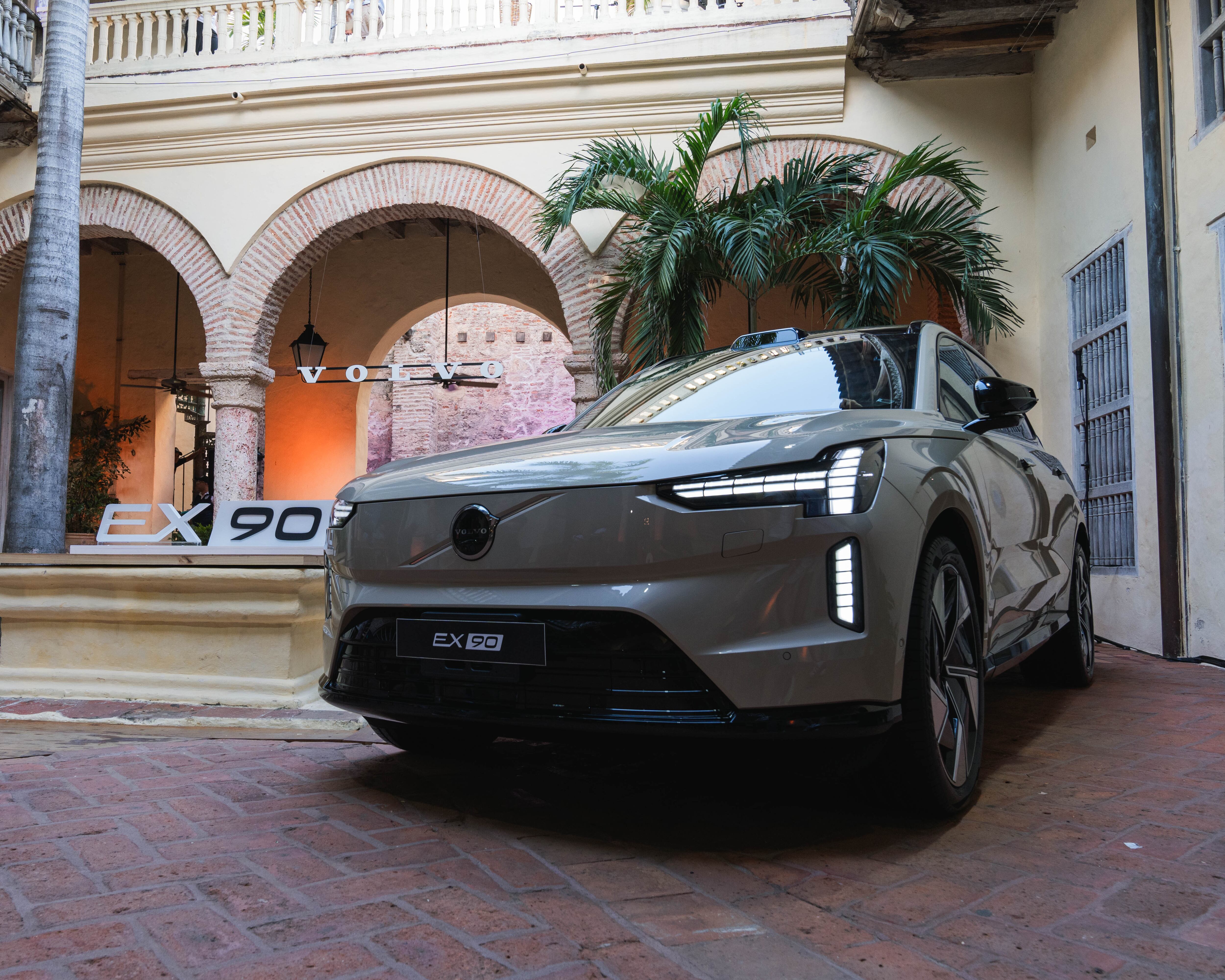 EX90 se impone como uno de los mejores vehículos para este 2025.