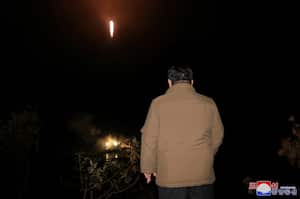 Kim Jong-Un tras el lanzamiento de un cohete a órbita