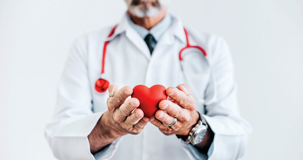 Controlar los niveles de colesterol, la presión arterial y mantener hábitos saludables son algunas claves para evitar infartos y cuidar el corazón.