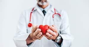 Controlar los niveles de colesterol, la presión arterial y mantener hábitos saludables son algunas claves para evitar infartos y cuidar el corazón.