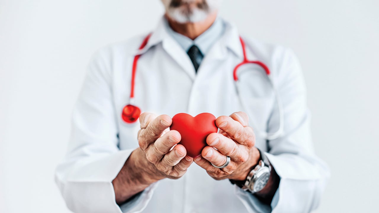 Controlar los niveles de colesterol, la presión arterial y mantener hábitos saludables son algunas claves para evitar infartos y cuidar el corazón.