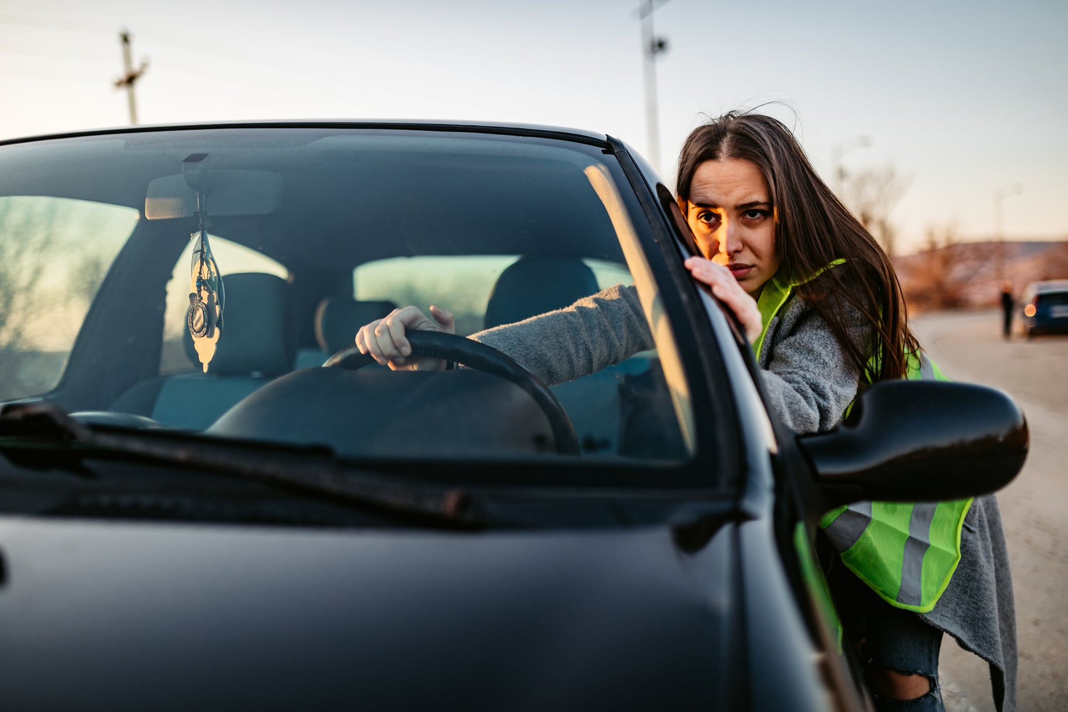 Expertos advierten que a veces no es bueno empujar un carro que no arranca.