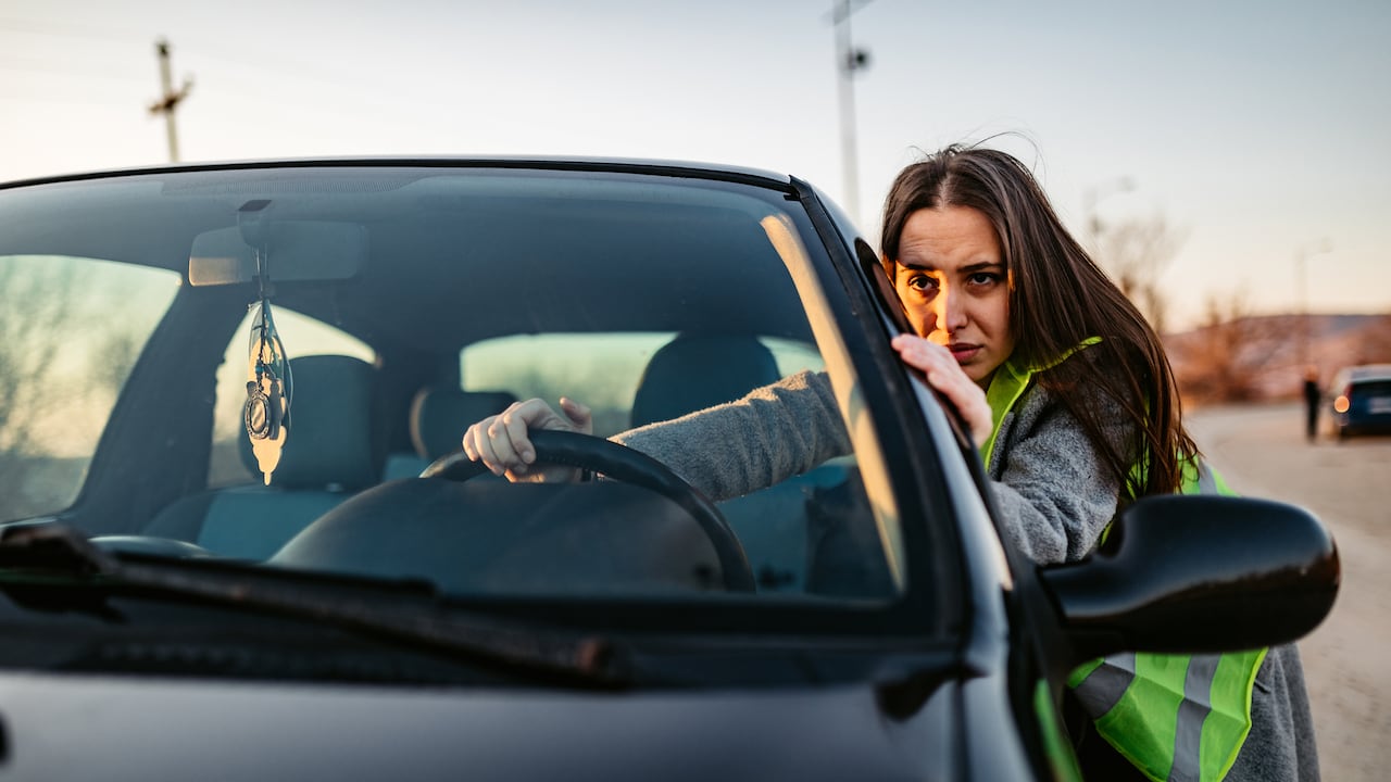 Expertos advierten que a veces no es bueno empujar un carro que no arranca.