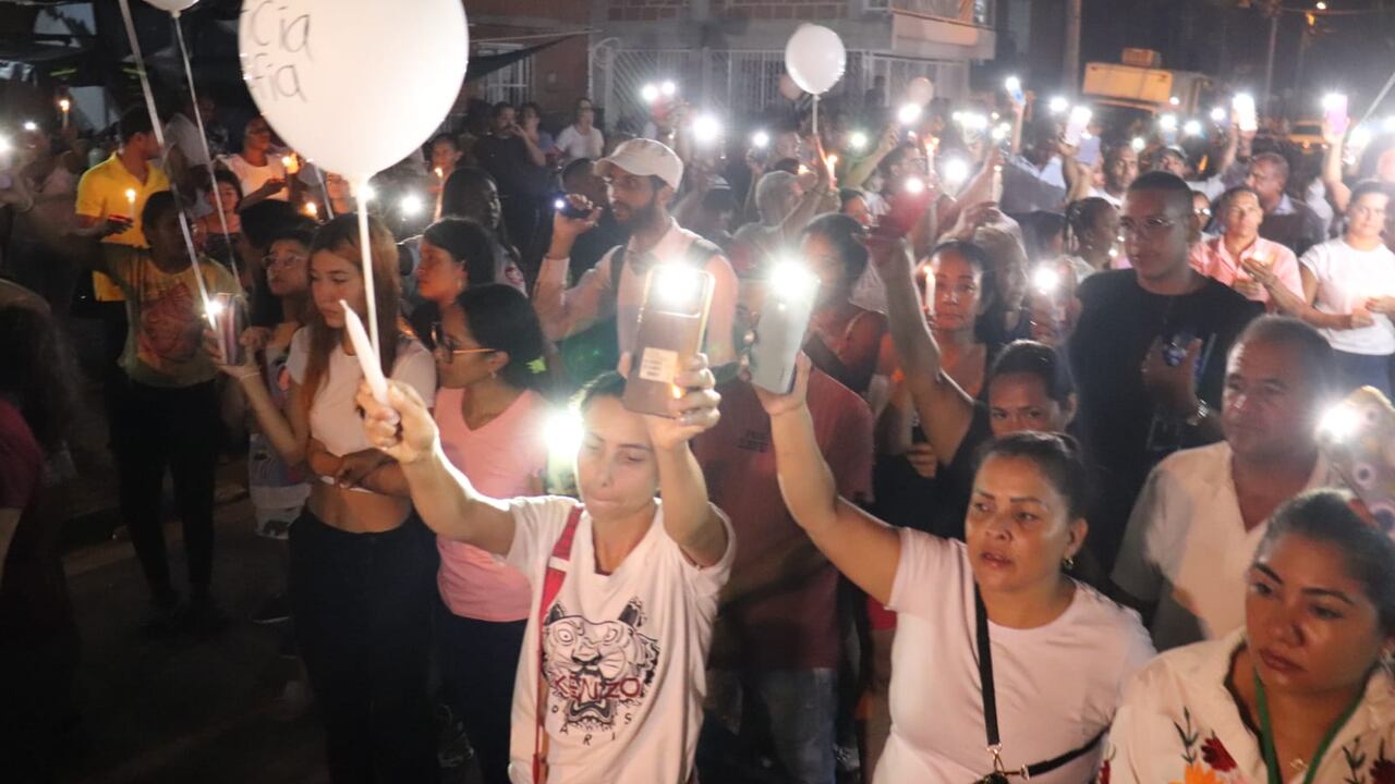 Con globos, linternas y velas, los habitantes de Villagorgona realizaron el acompañamiento a la familia en duelo.
