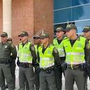 Escuadrón de la Policía recorre centros comerciales en Barranquilla, realizando requisas y otros procedimientos.