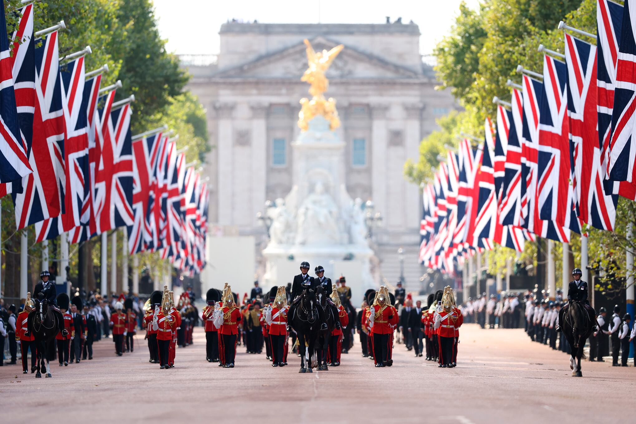 En imágenes : Procesión del ataúd de la reina por Londres