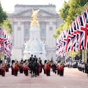 Miembros de las fuerzas armadas mueven el ataúd de la reina Isabel II, adornado con un estandarte real y la corona del estado imperial, durante una procesión desde el Palacio de Buckingham hasta el Westminster Hall en Londres, el miércoles 14 de septiembre de 2022.