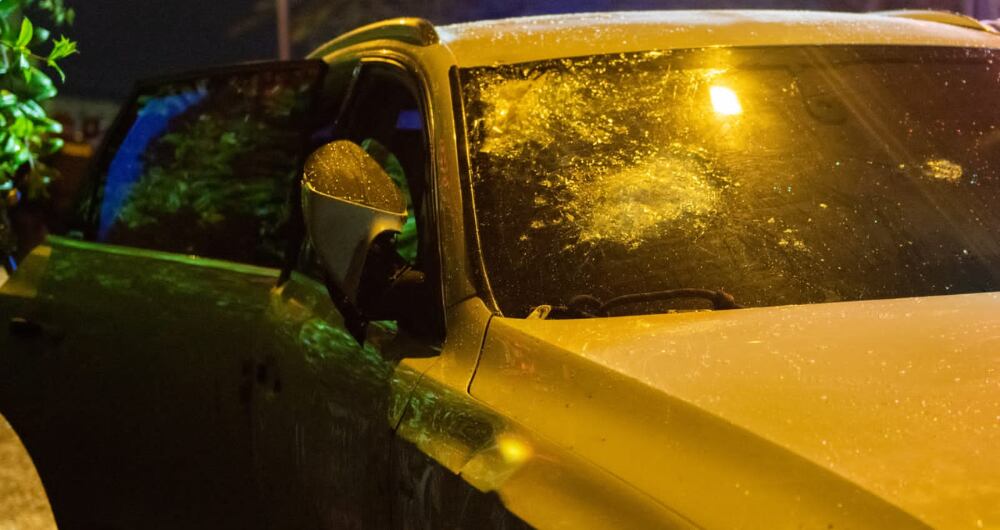 Vehículo atrapado en una inundación en Medellín que dejó dos muertos.