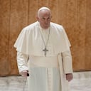 El Papa Francisco llega a su audiencia general semanal en el salón Papa Pablo VI en el Vaticano, el miércoles 6 de diciembre de 2023. (Foto AP/Andrew Medichini)