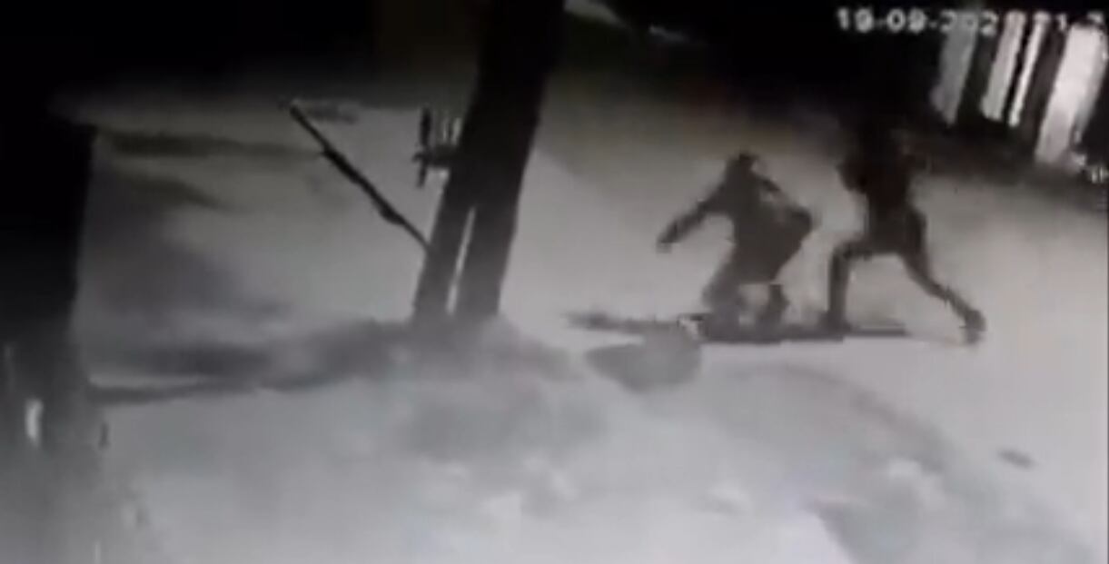 Repartidor golpea brutalmente a su asaltante. - Foto: Twitter: @Merlo Real