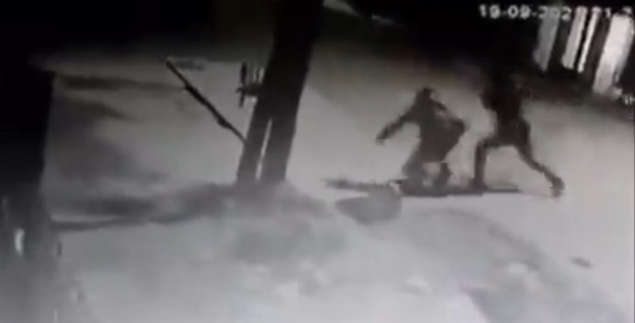 Repartidor golpea brutalmente a su asaltante. - Foto: Twitter: @Merlo Real