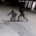 Repartidor golpea brutalmente a su asaltante. - Foto: Twitter: @Merlo Real