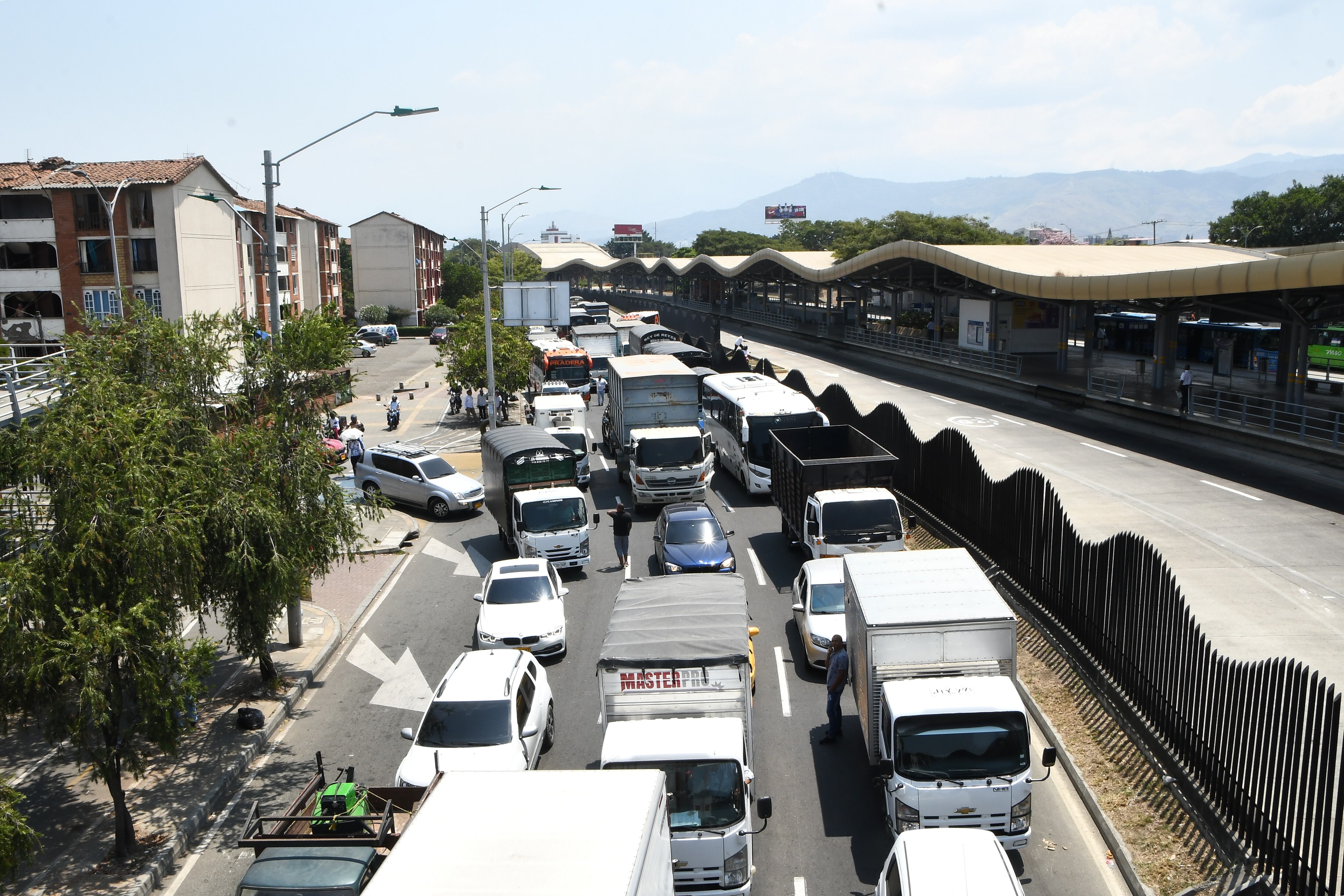 Bloqueos en Yumbo y el paso del comercio por el paro de camioneros. fotos Wirman Rios.