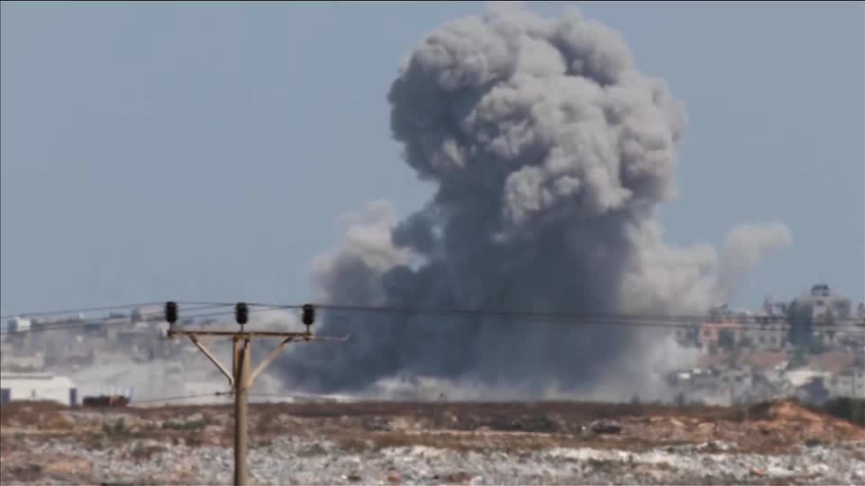 Explosión masiva y humo en Gaza mientras Israel ordena a los residentes evacuar