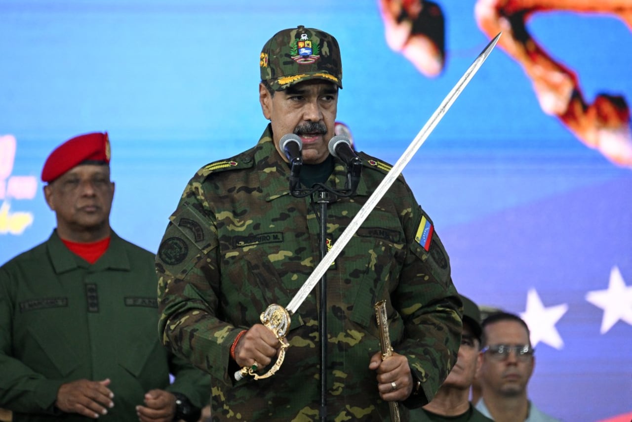 Nicolás Maduro, pronuncia un discurso mientras sostiene la "Espada del Perú" del héroe independentista venezolano Simón Bolívar