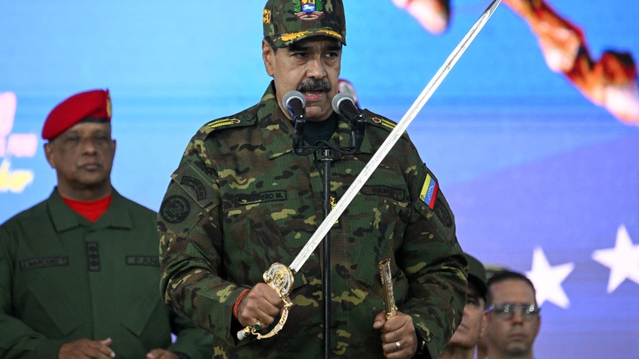 Nicolás Maduro, pronuncia un discurso mientras sostiene la "Espada del Perú" del héroe independentista venezolano Simón Bolívar