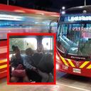 Mujeres pelean por una silla en Transmilenio.