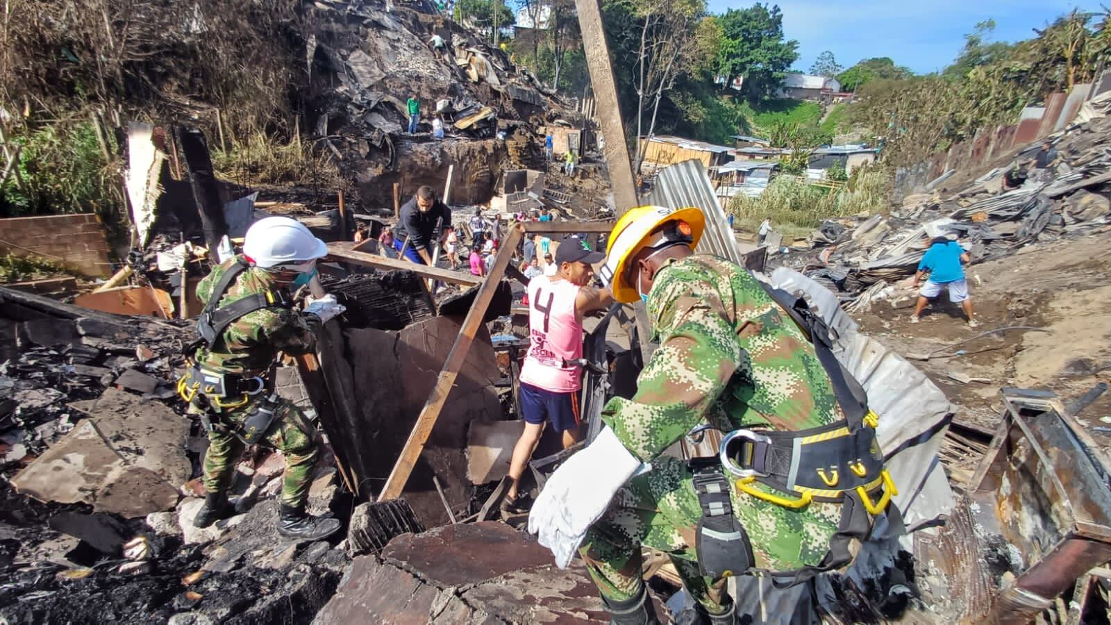 Ejército apoya a familias damnificadas por el voraz incendio.