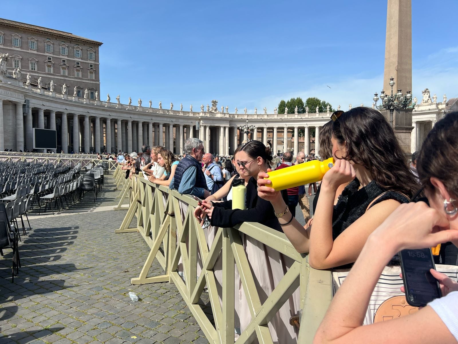 Decenas de feligreses se han congregado a las afueras de la Basílica de San Pedro para orar por el descanso del papa Francisco.