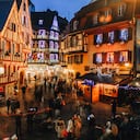 Casco antiguo iluminado y decorado como un cuento de hadas en la temporada navideña en Colmar, Alsacia, Francia.