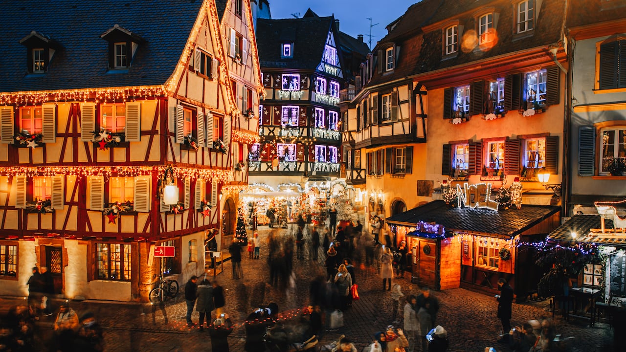 Casco antiguo iluminado y decorado como un cuento de hadas en la temporada navideña en Colmar, Alsacia, Francia.