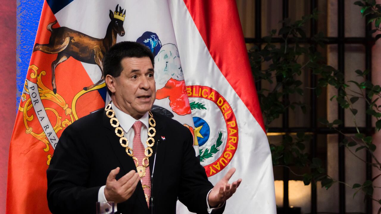 El expresidente de la República del Paraguay Horacio Cartes, habla con la prensa en el Patio de Las Camelias del Palacio de La Moneda el 30 de septiembre de 2016