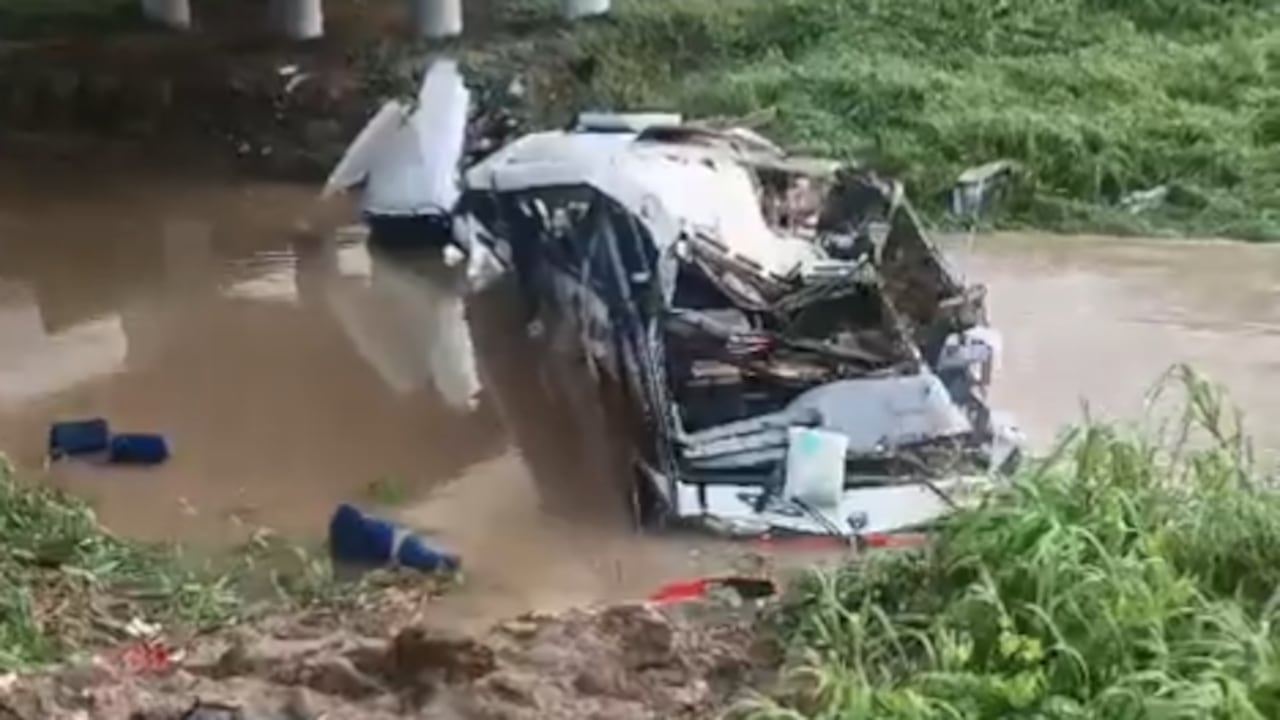 El automotor sufrió graves daños tras la caída al río Ariguaní.