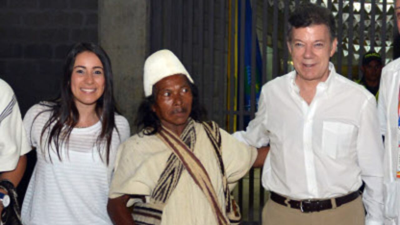 El presidente Juan Manuel Santos con la medallista olímpica Mariana Pajón, y líderes indígenas, poco antes de la inauguración de las justas este sábado en Montería.
