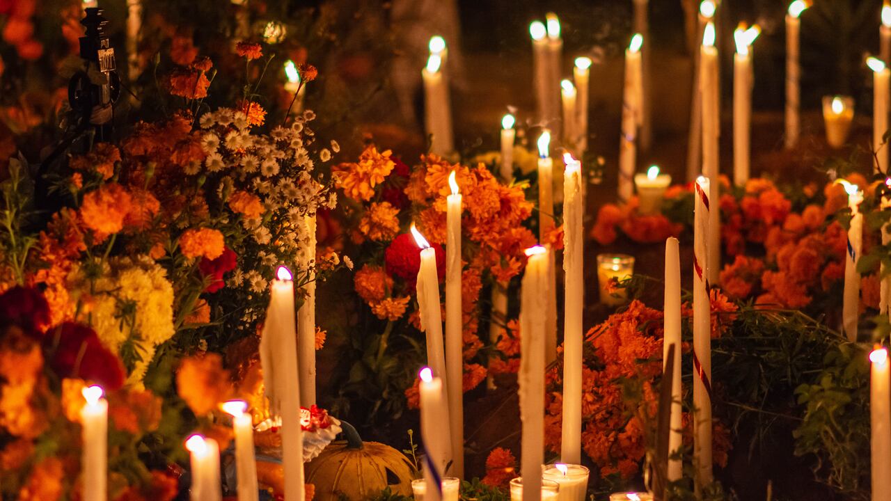 Una jornada para recordar a quienes dedicaron su vida a la fe y devoción colocando flores y velas en sus cementerios.