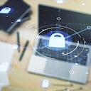 El impacto que sufren las empresas colombianas luego de un ciberataque trasciende el costo económico por pérdidas de sus activos financieros y conlleva de manera colateral a afectaciones a la productividad, daños reputacionales e incluso implicaciones de carácter legal por fuga de información privilegiada y data sensible.