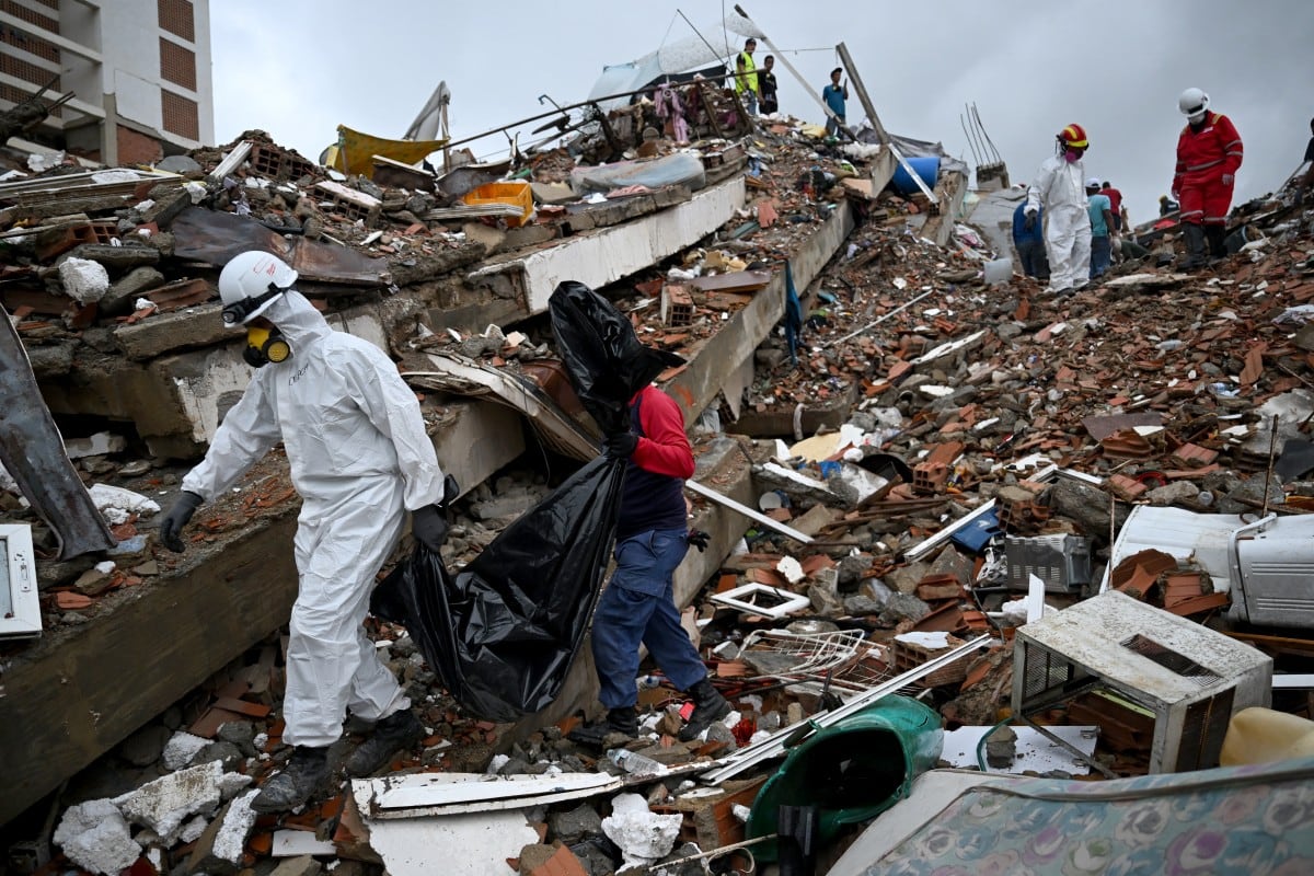 Personal forense traslada una bolsa para cadáveres entre los escombros de un edificio residencial colapsado en Caraballeda, estado de La Guaira, Venezuela, el 11 de julio de 2026, tras los dos terremotos que azotaron la región.