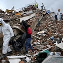 Personal forense traslada una bolsa para cadáveres entre los escombros de un edificio residencial colapsado en Caraballeda, estado de La Guaira, Venezuela, el 11 de julio de 2026, tras los dos terremotos que azotaron la región.