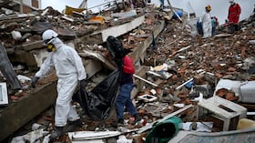 Personal forense traslada una bolsa para cadáveres entre los escombros de un edificio residencial colapsado en Caraballeda, estado de La Guaira, Venezuela, el 11 de julio de 2026, tras los dos terremotos que azotaron la región.