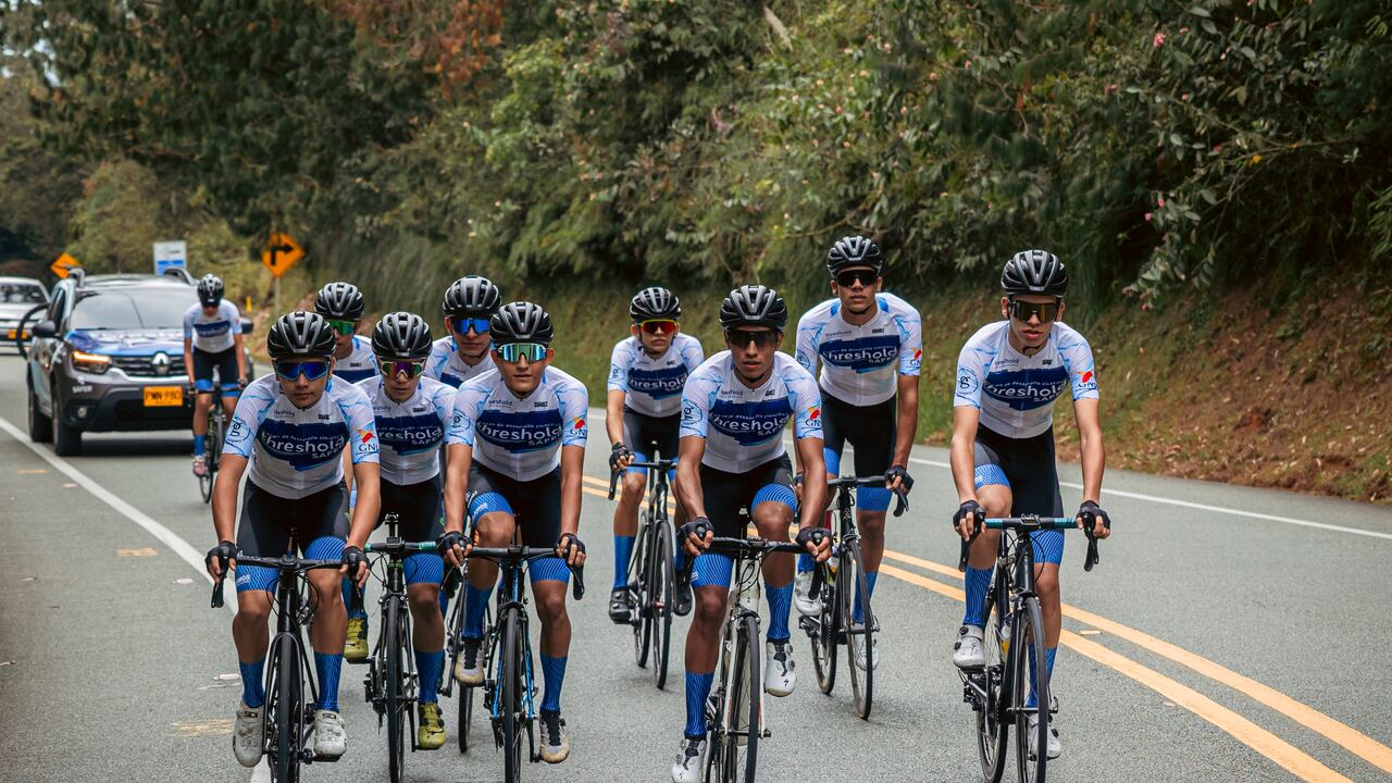 El Threshold – Sáfer Team cuenta con el apoyo de empresas e instituciones del suroeste antioqueño y de Medellín, incluso la misma alcaldía de Ciudad Bolívar, integrado por jóvenes talentos del departamento y algunos de otras regiones del país.