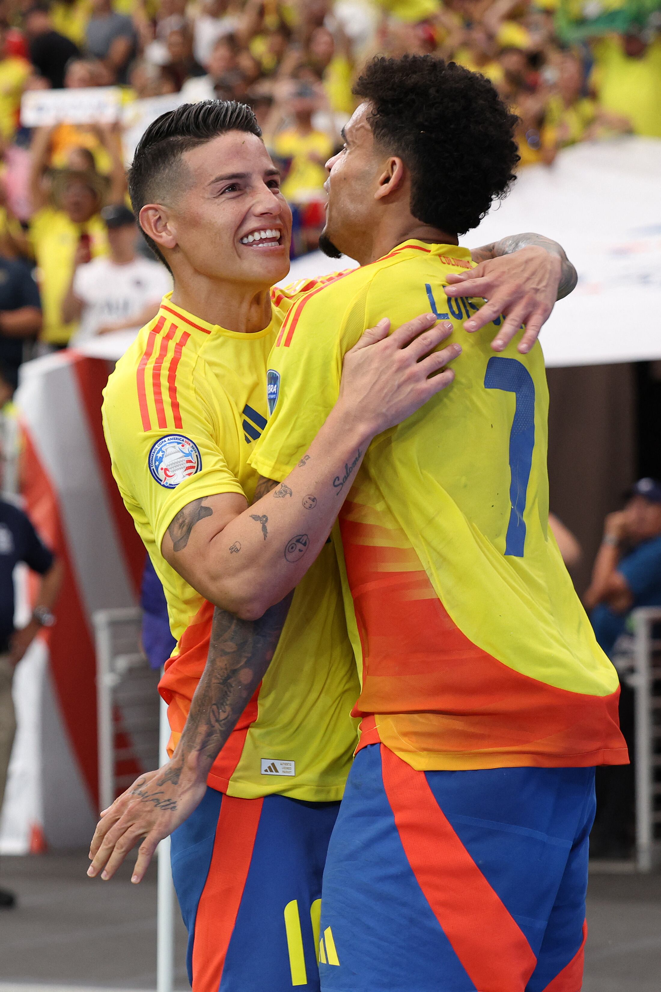 GLENDALE, ARIZONA - JULY 06: Luis Diaz of Colombia celebrates with teammate James Rodriguez after scoring the team's third goal during the CONMEBOL Copa America 2024 quarter-final match between Colombia and Panama at State Farm Stadium on July 06, 2024 in Glendale, Arizona.   Jamie Squire/Getty Images/AFP (Photo by JAMIE SQUIRE / GETTY IMAGES NORTH AMERICA / Getty Images via AFP)