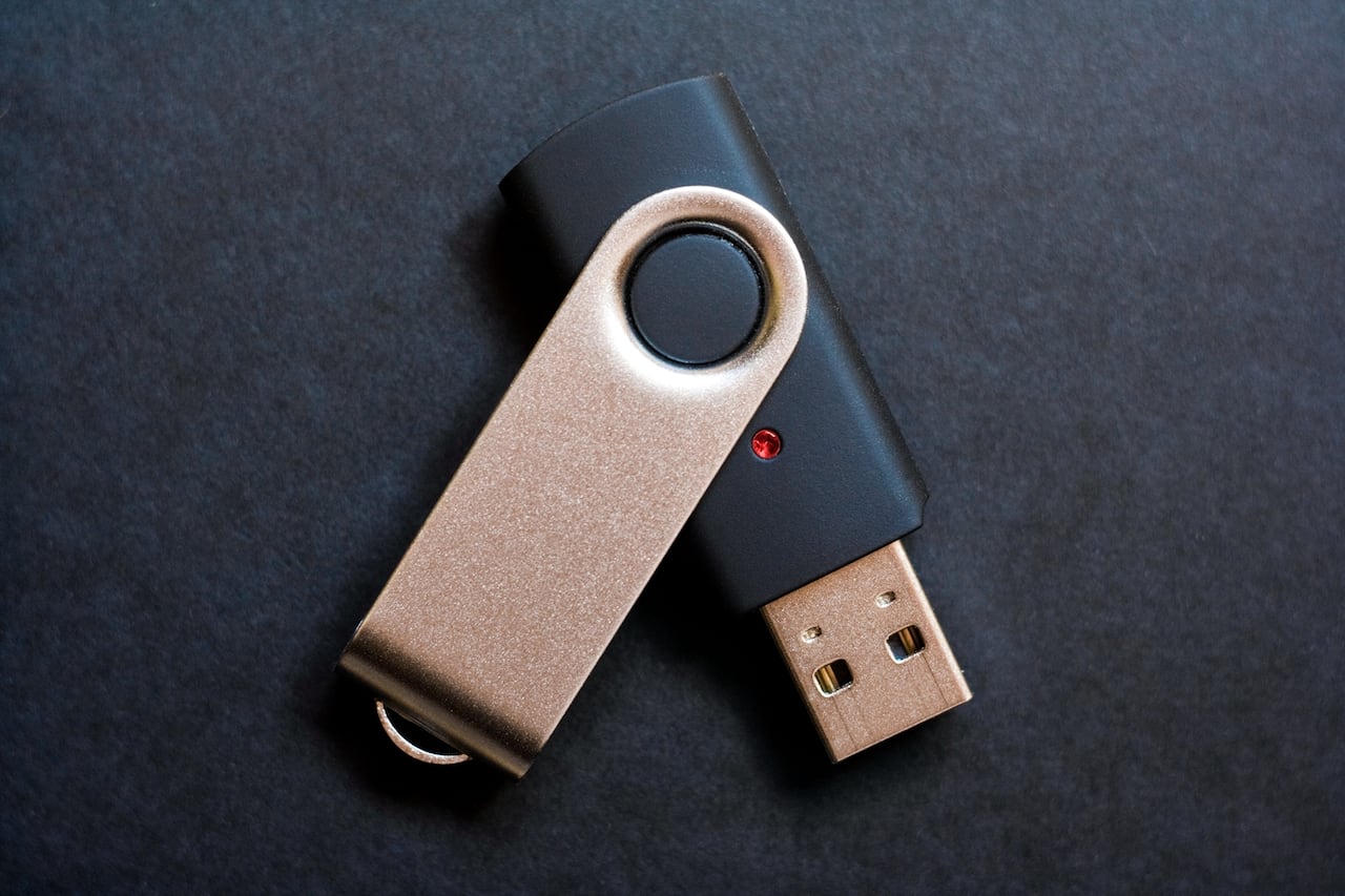 Este artículo explora las posibles consecuencias de conectar una memoria USB al cargador de un celular y enchufarlo a la corriente.