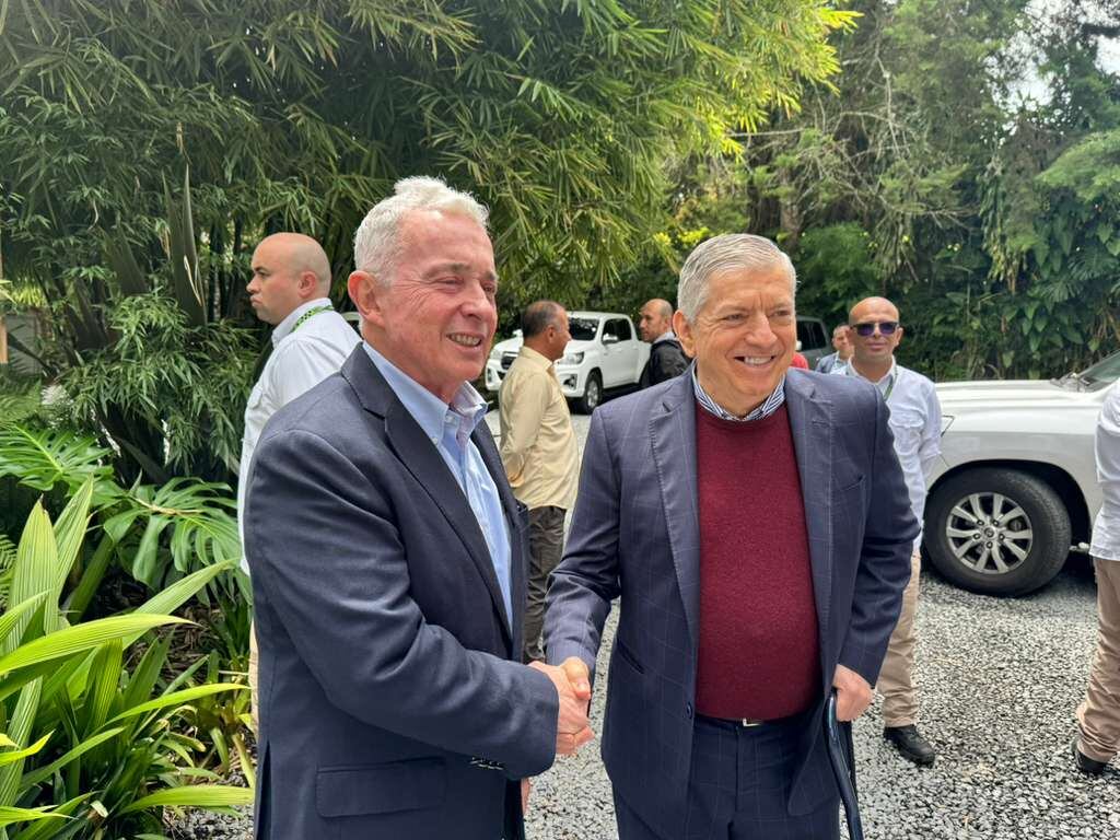 Los expresidentes se reunieron por más de tres horas en Medellín.
