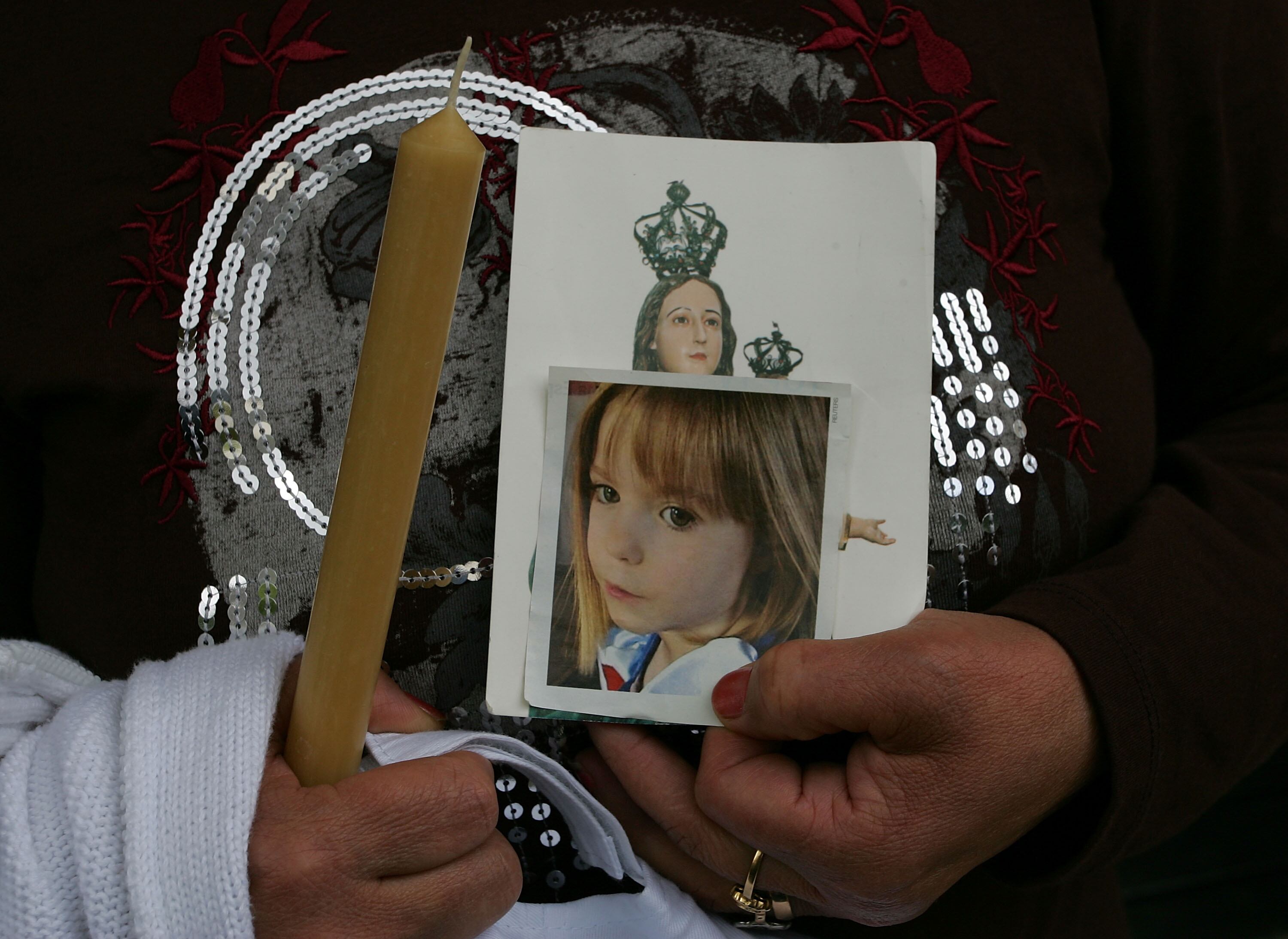 Una mujer sostiene una foto de la joven Madeleine McCann durante un servicio masivo al que asistieron sus padres Kate y Gerry McCann en el Santuario de Fátima el 23 de mayo de 2007 en Fátima, Portugal. La hija de 4 años de los McCann, Madeleine, fue secuestrada el 3 de mayo del apartamento del resort donde la familia estaba de vacaciones.