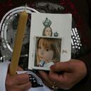 Una mujer sostiene una foto de la joven Madeleine McCann durante un servicio masivo al que asistieron sus padres Kate y Gerry McCann en el Santuario de Fátima el 23 de mayo de 2007 en Fátima, Portugal. La hija de 4 años de los McCann, Madeleine, fue secuestrada el 3 de mayo del apartamento del resort donde la familia estaba de vacaciones.
