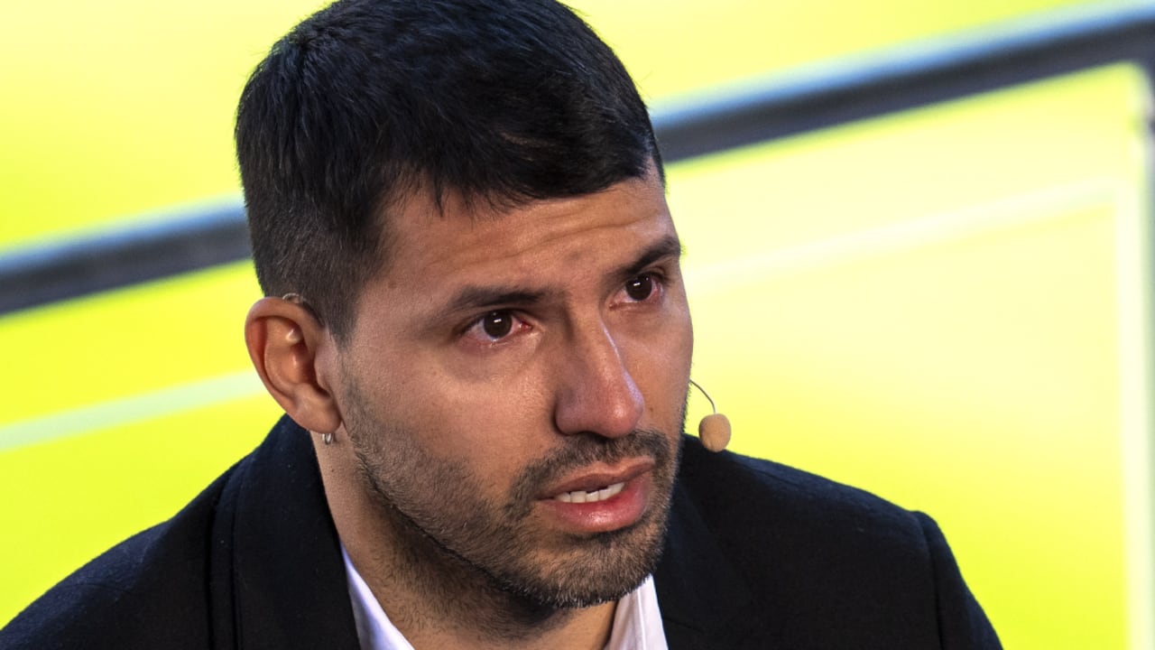 El delantero del Barcelona Sergio Agüero llora durante una conferencia de prensa para anunciar su retirada, en el Camp Nou, Barcelona, el 15 de diciembre de 2021. (AP/Emilio Morenatti)