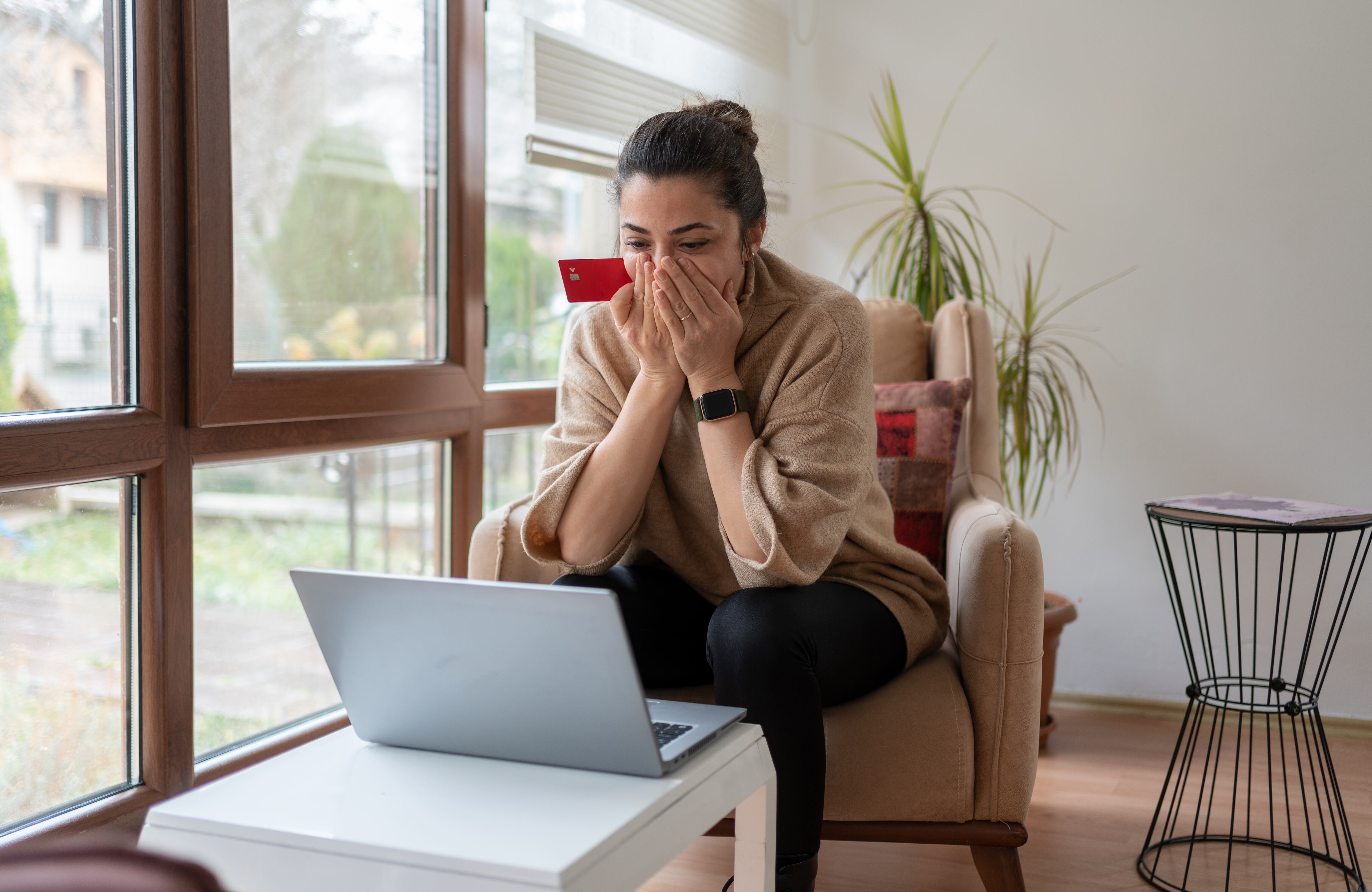 Los atacantes suelen registrar dominios muy similares a los de sitios web populares.