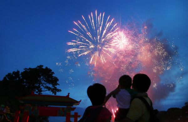 Silueta de una familia durante el lanzamiento del Festival de Medio Otoño en los Jardines de la Bahía de Singapur. (AP)