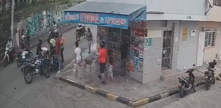 En video: la imprudencia de una mujer que llevaba a su pequeño hijo sin casco en una moto en una vía de Buga, Valle.