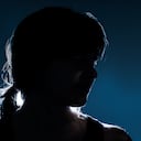 Silueta, de, un, misterioso, niña, en, fondo azul