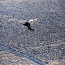 Un miembro del equipo nacional de paracaidismo de Irak planea sobre el cielo de la capital, Bagdad, durante una sesión de entrenamiento.