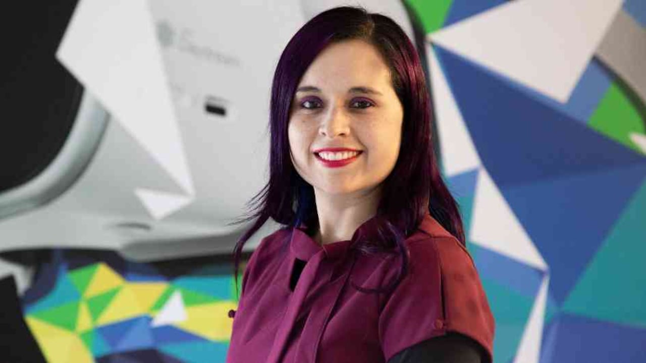 Carolina lidera el desarrollo de proyectos de tecnología e inclusión con alumnos de grado décimo y once.