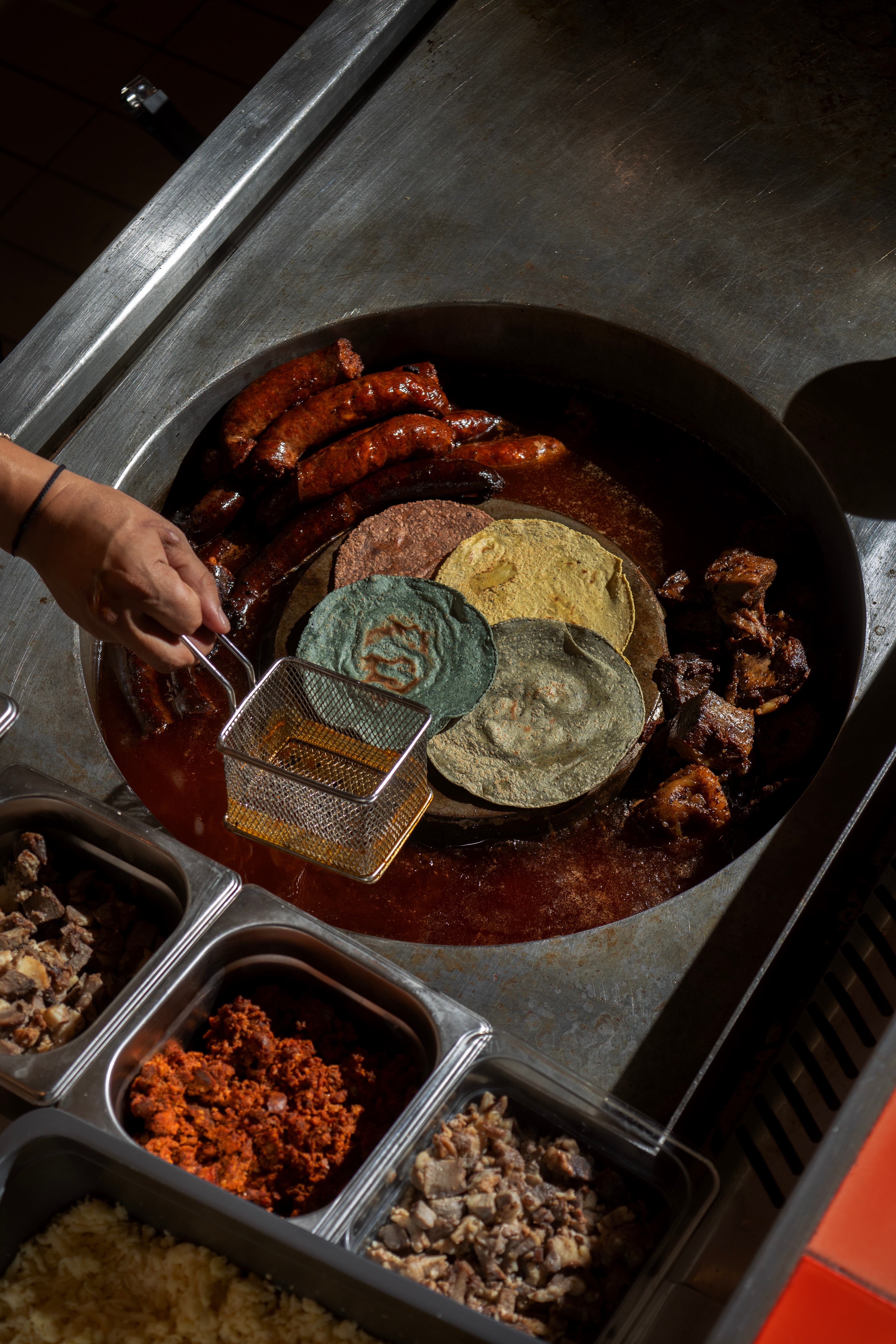 Santiago Moctezuma es el chef mexicano detrás de Tacaloa el nuevo restaurante que aterrizó en el barrio Siete de Agosto en Bogotá.