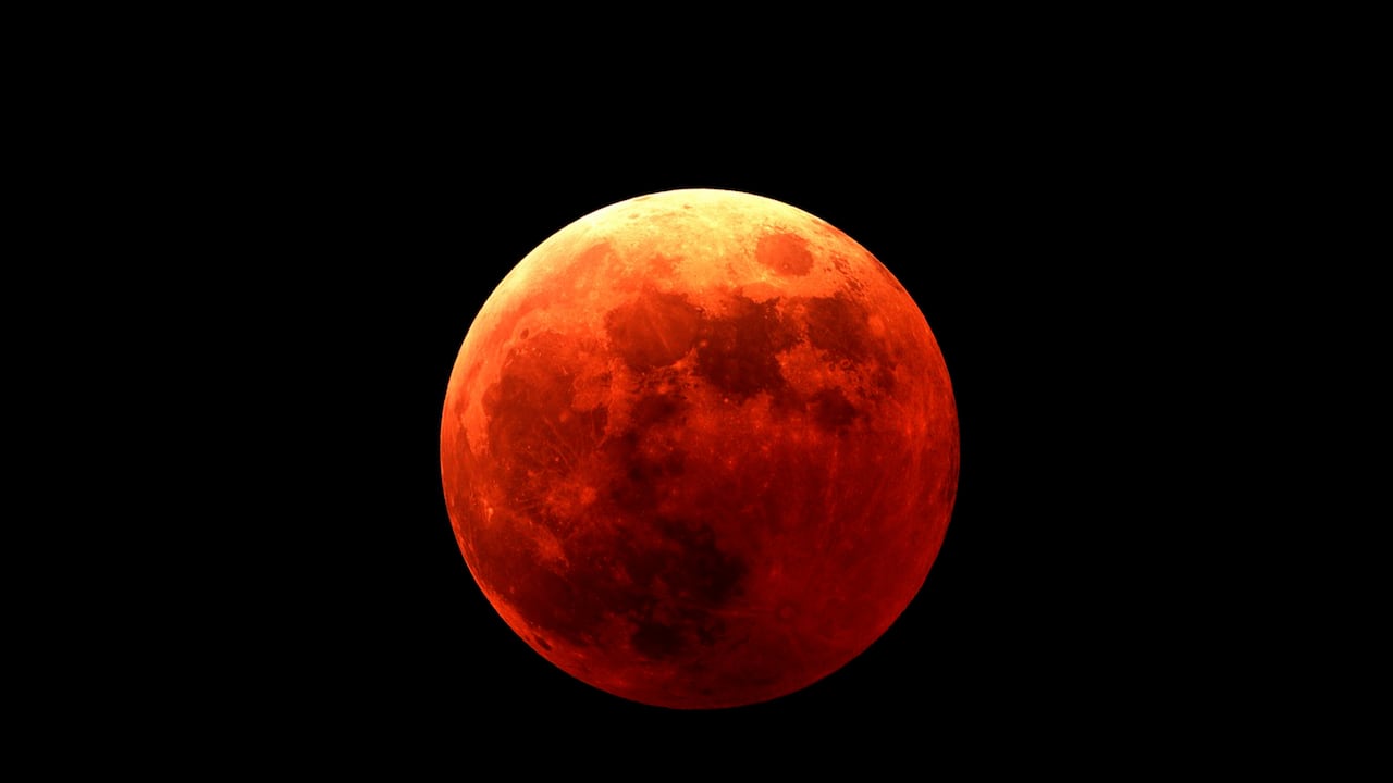 La noche del 13 al 14 de marzo tendrá lugar un eclipse de Luna que teñirá el satélite de color rojo.
